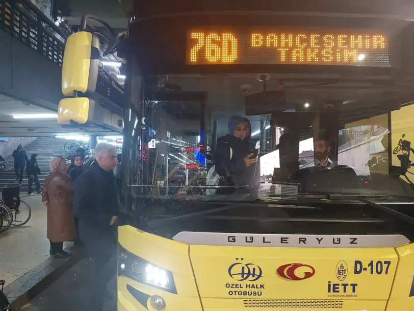 Özel halk otobüslerinin İETT'ye geçmesi teklifi İBB Meclisinden geçmedi